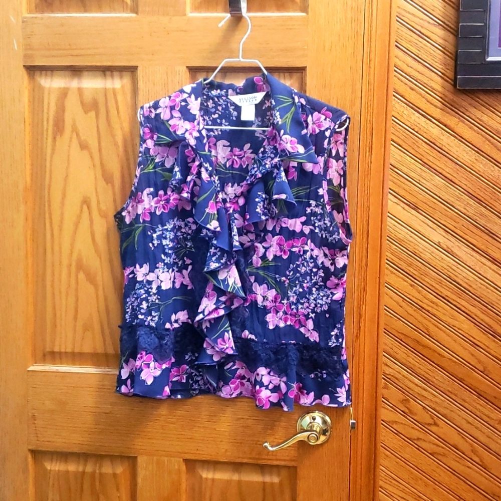 Ladies top, size large
